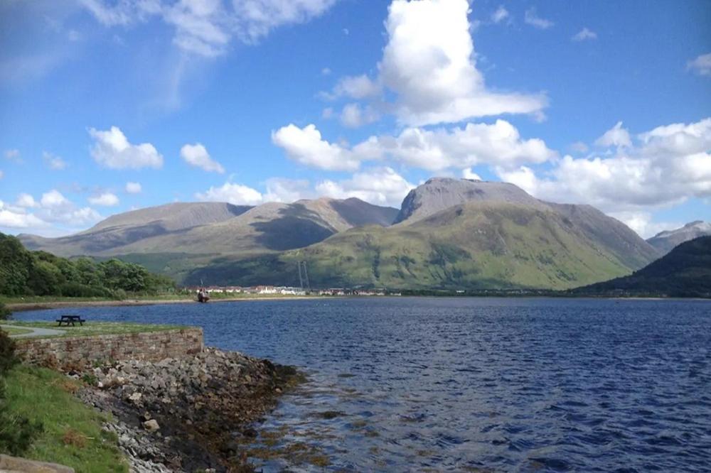 Caledonian Canal Top Floor Flat, View Of Ben Nevis Fort William Exterior photo