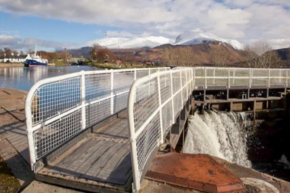 Caledonian Canal Top Floor Flat, View Of Ben Nevis Fort William Exterior photo