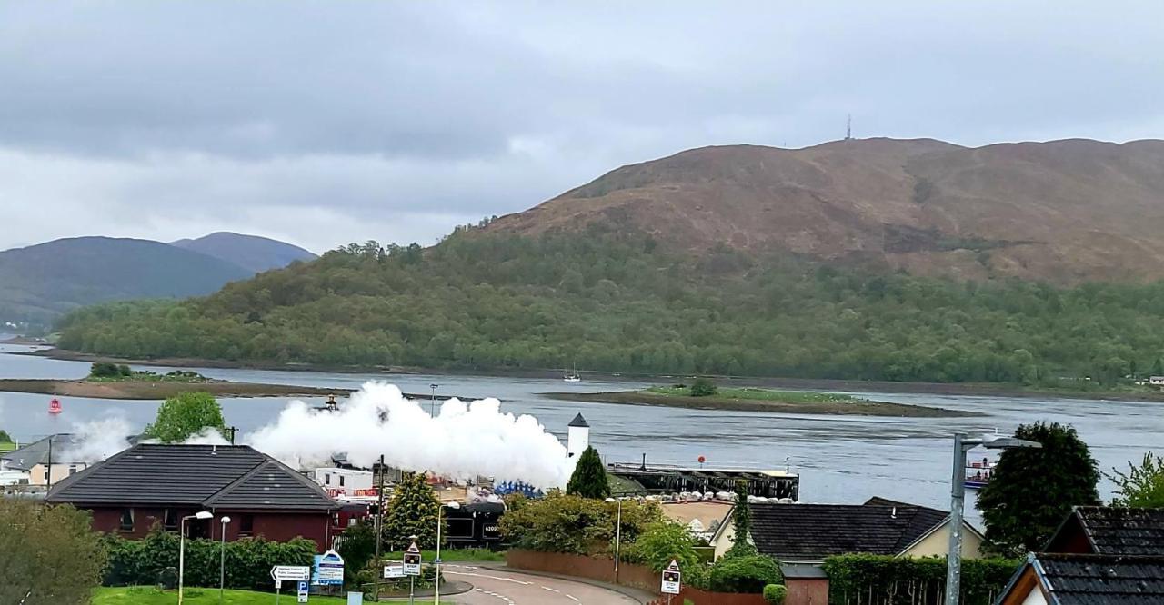 Caledonian Canal Top Floor Flat, View Of Ben Nevis Fort William Exterior photo